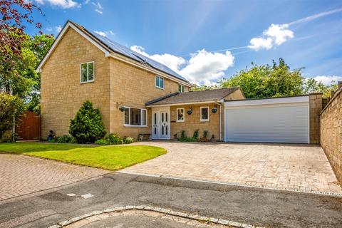 4 bed property, in The Spinneys, £650,000