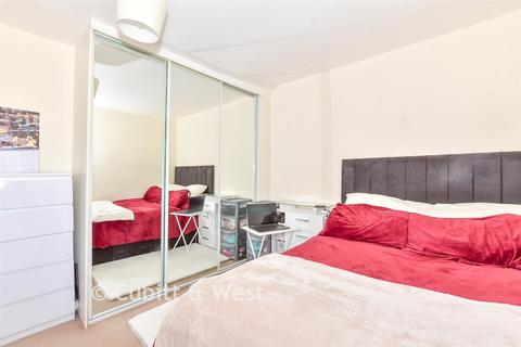 2 bed property, in Talbot Road, £220,000