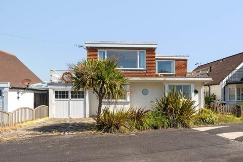 3 bed property, in Central Drive, £430,000