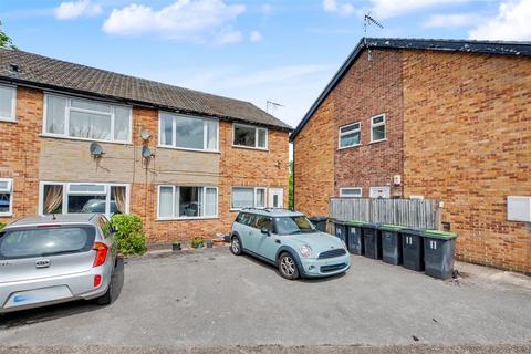 2 bed property, in Close Quarters, £145,000
