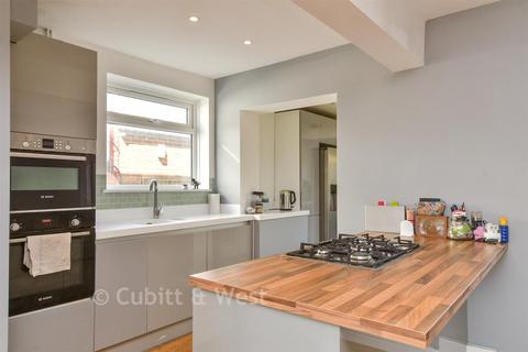 3 bed property, in Sefton Road, £425,000