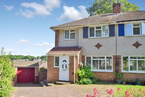 3 bed property, in Larchcroft, £350,000