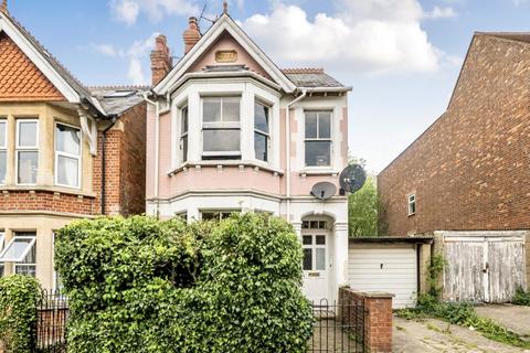 4 bed property, in Divinity Road, £875,000