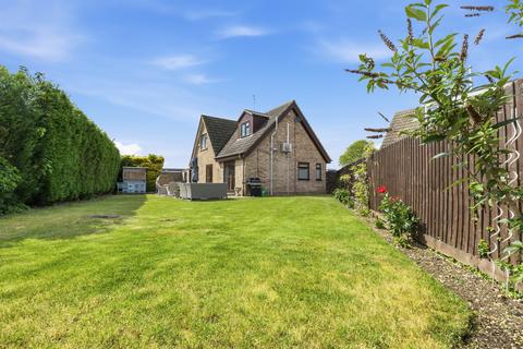 1 bed property, in Pingle Lane, £400,000