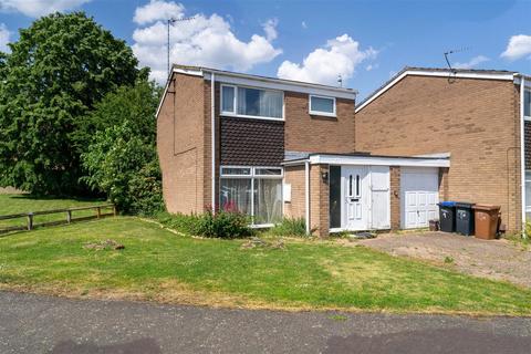 3 bed property, in Knights Court, £150,000