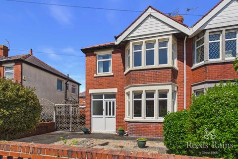 3 bed property, in Ravenwood Avenue, £150,000