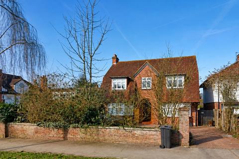 5 bed property, in Castlemaine Avenue, £1,200,000