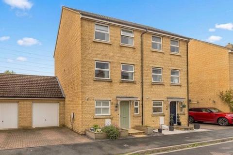 4 bed property, in Avenue De Gien, £425,000