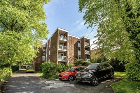 2 bed property, in Albemarle Road, £285,000