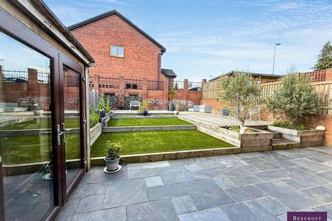 3 bed property, in Cowley Green, £300,000