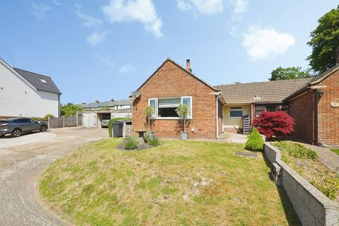 3 bed property, in Woodside Close, £350,000
