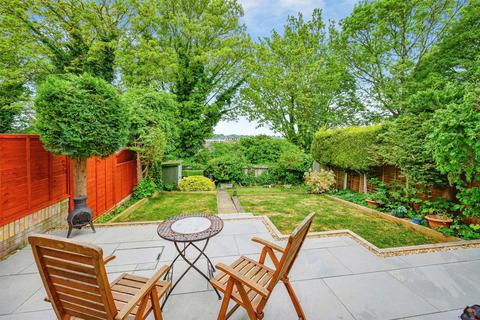 3 bed property, in Caernarvon Close, £550,000