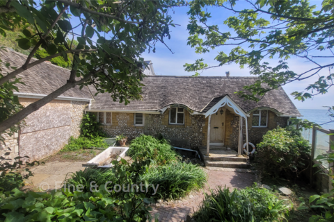2 bed property, in The Cliff Path, £325,000