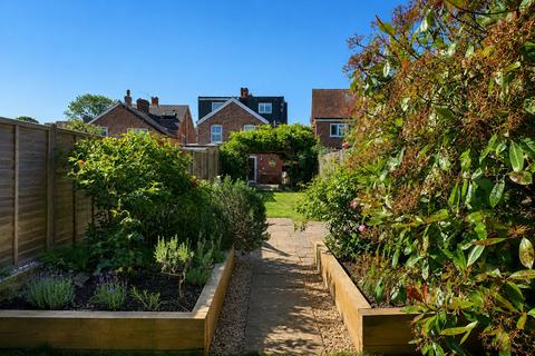 3 bed property, in Howland Road, £425,000