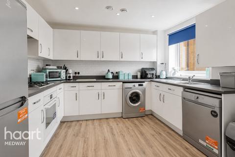 2 bed property, in Starboard Crescent, £250,000