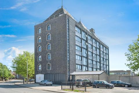 2 bed property, in Yarmouth Way, £130,000