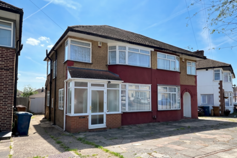 3 bed property, in Bellamy Drive, £575,000