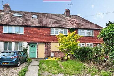 3 bed property, in Lingfield Road, £320,000