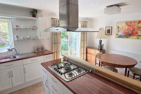 3 bed property, in Blackthorns Close, £700,000