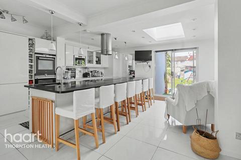 3 bed property, in Mayfield Crescent, £475,000