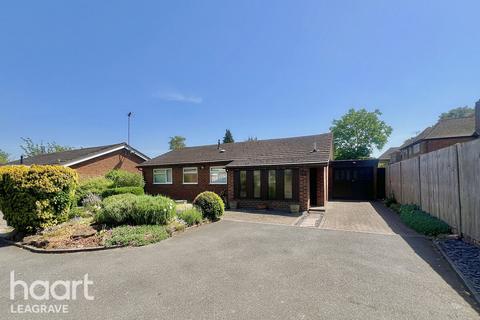 3 bed property, in Stoneygate Road, £425,000