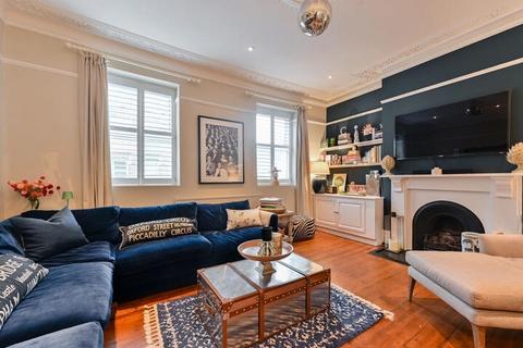 2 bed property, in Battersea Park Road, £565,000