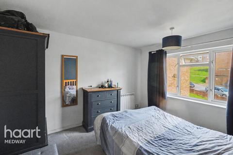 2 bed property, in Sunderland Close, £140,000