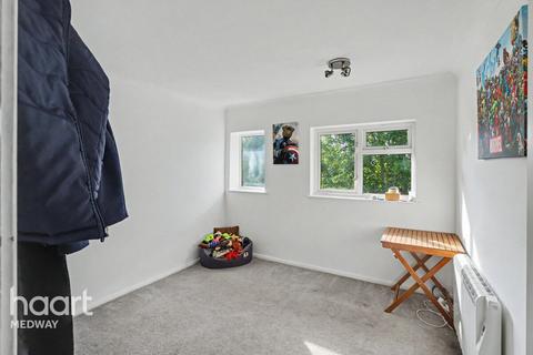 2 bed property, in Sunderland Close, £140,000
