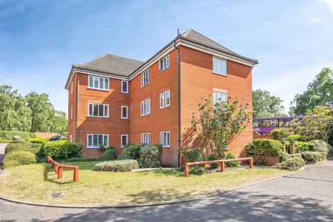 2 bed property, in Pearse Way, £120,000