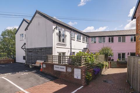 2 bed property, in Kings Head Mews, £220,000