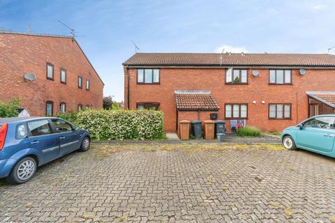 1 bed property, in Knatchbull Close, £135,000