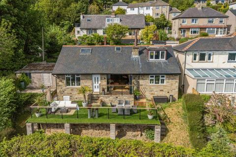 4 bed property, in Western Avenue, £400,000