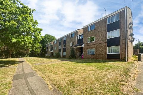 2 bed property, in Emmanuel Close, £120,000