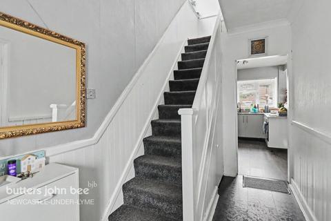 3 bed property, in Ashcroft Avenue, £190,000