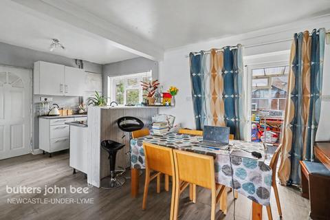 3 bed property, in Ashcroft Avenue, £175,000