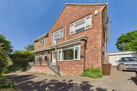 5 bed property, in Broomhills Road, £600,000