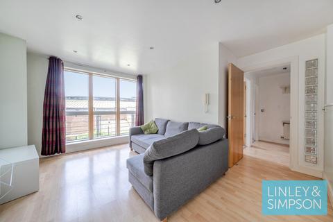 2 bed property, in Admiral Court, £190,000