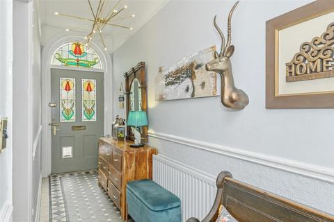 6 bed property, in 10 Clifton Road, £545,000