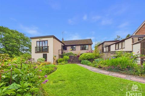 3 bed property, in Forest Close, £500,000