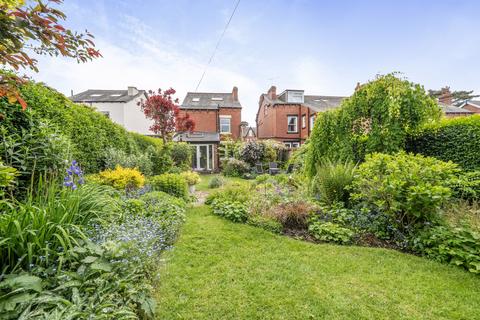 5 bed property, in Gledhow Wood Avenue, £800,000