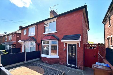 2 bed property, in Board Street, £200,000