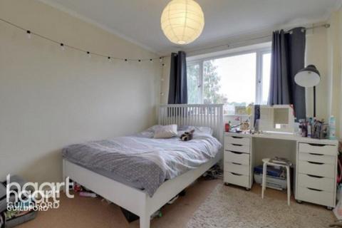 3 bed property, in Drummond Road, £450,000