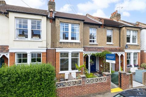 2 bed property, in Godstone Road, £425,000
