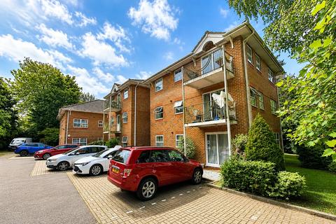 2 bed property, in Winchester Road, £230,000