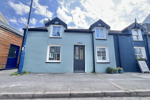 3 bed property, in High Street, £245,000