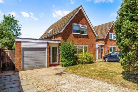 3 bed property, in Fairway Close, £615,000
