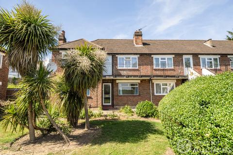 2 bed property, in Glebe Road, £200,000