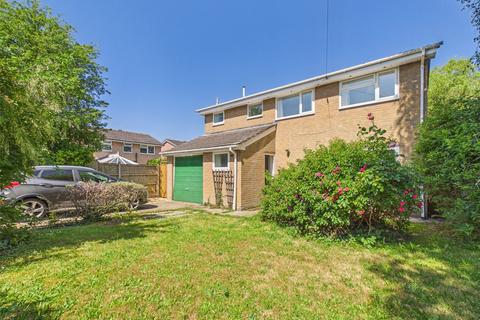 4 bed property, in Pear Tree Close, £475,000