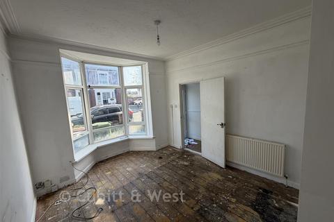 3 bed property, in Chichester Road, £225,000