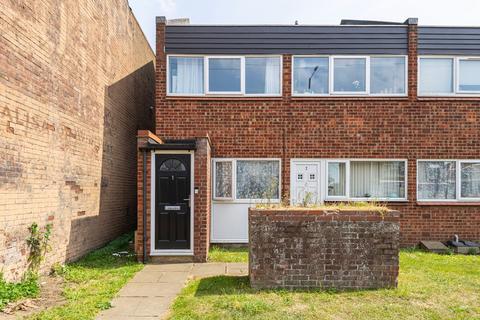 2 bed property, in Templemere, £140,000